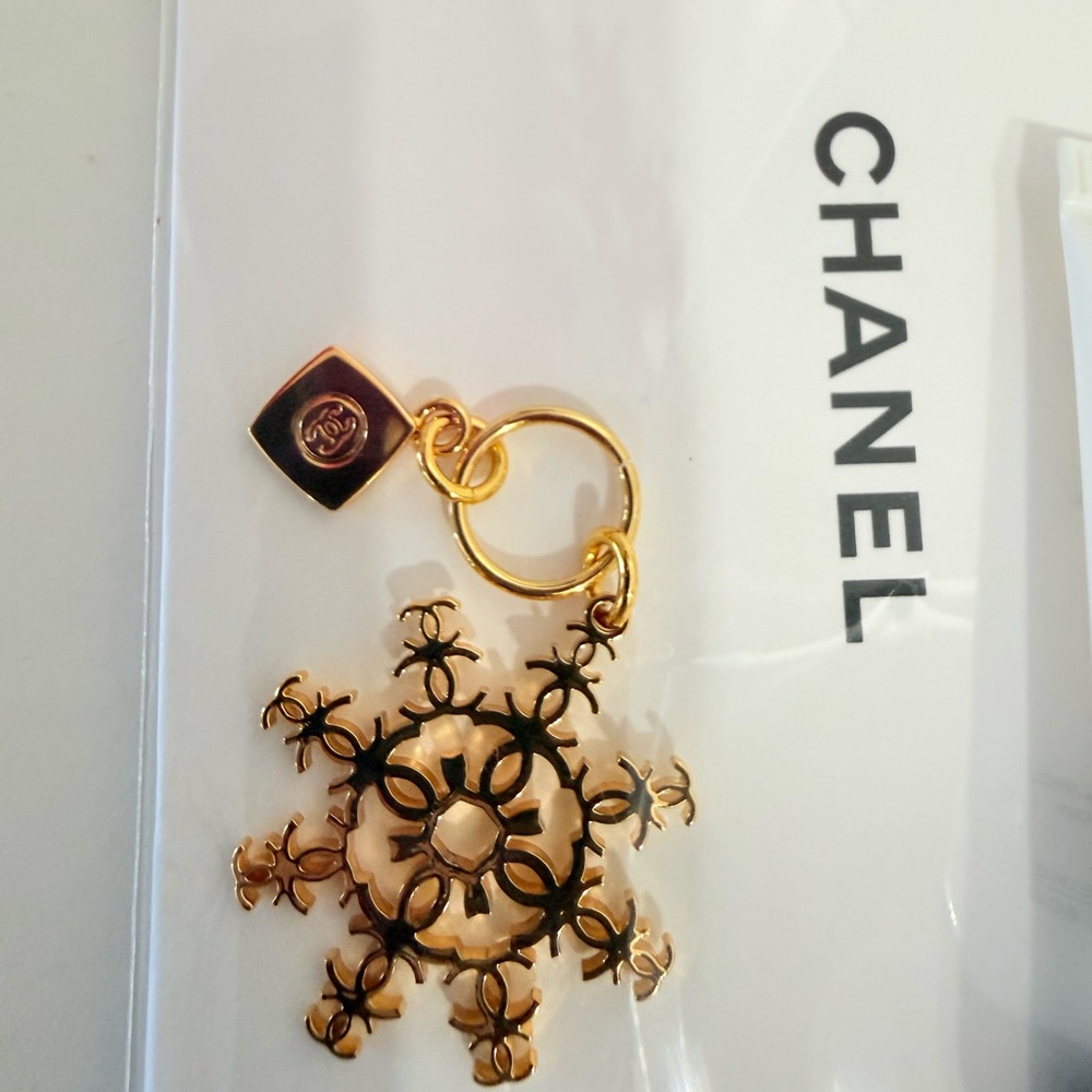 Chanel Serum and Keychain - Picture 6 of 9